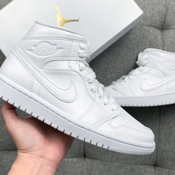 Air Jordan 1 mid all white scale shoes - Picture 2 of 6